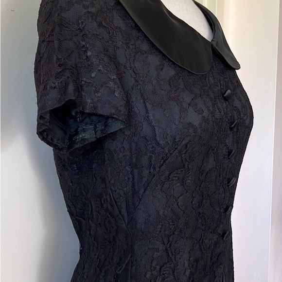 Vintage 1960’s.Black Lace Wiggle Dress. PeterPan Silk collar,front buttons.US8. - Picture 3 of 8